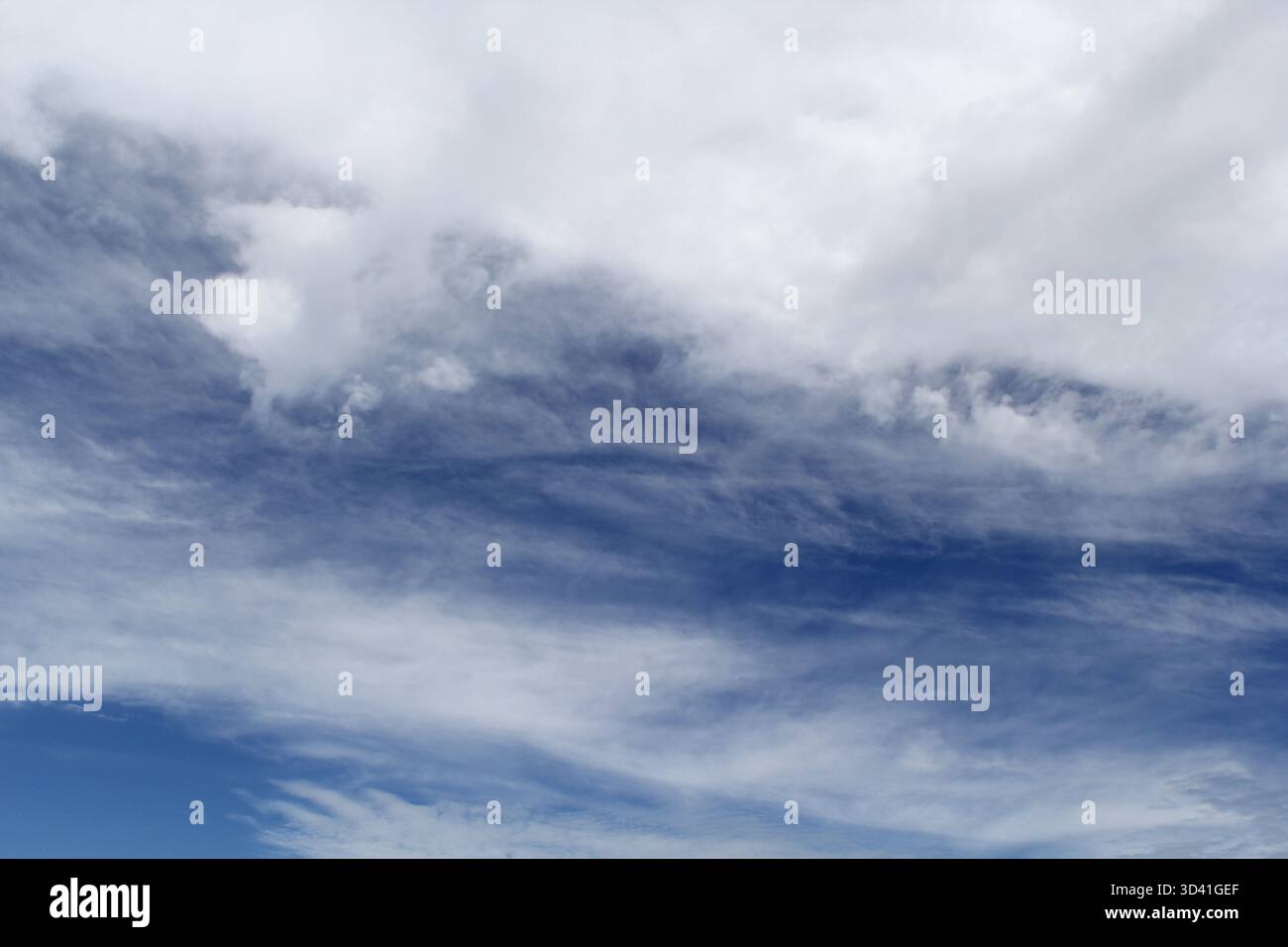Nuvole bianche su sfondo astratto del cielo blu Foto Stock