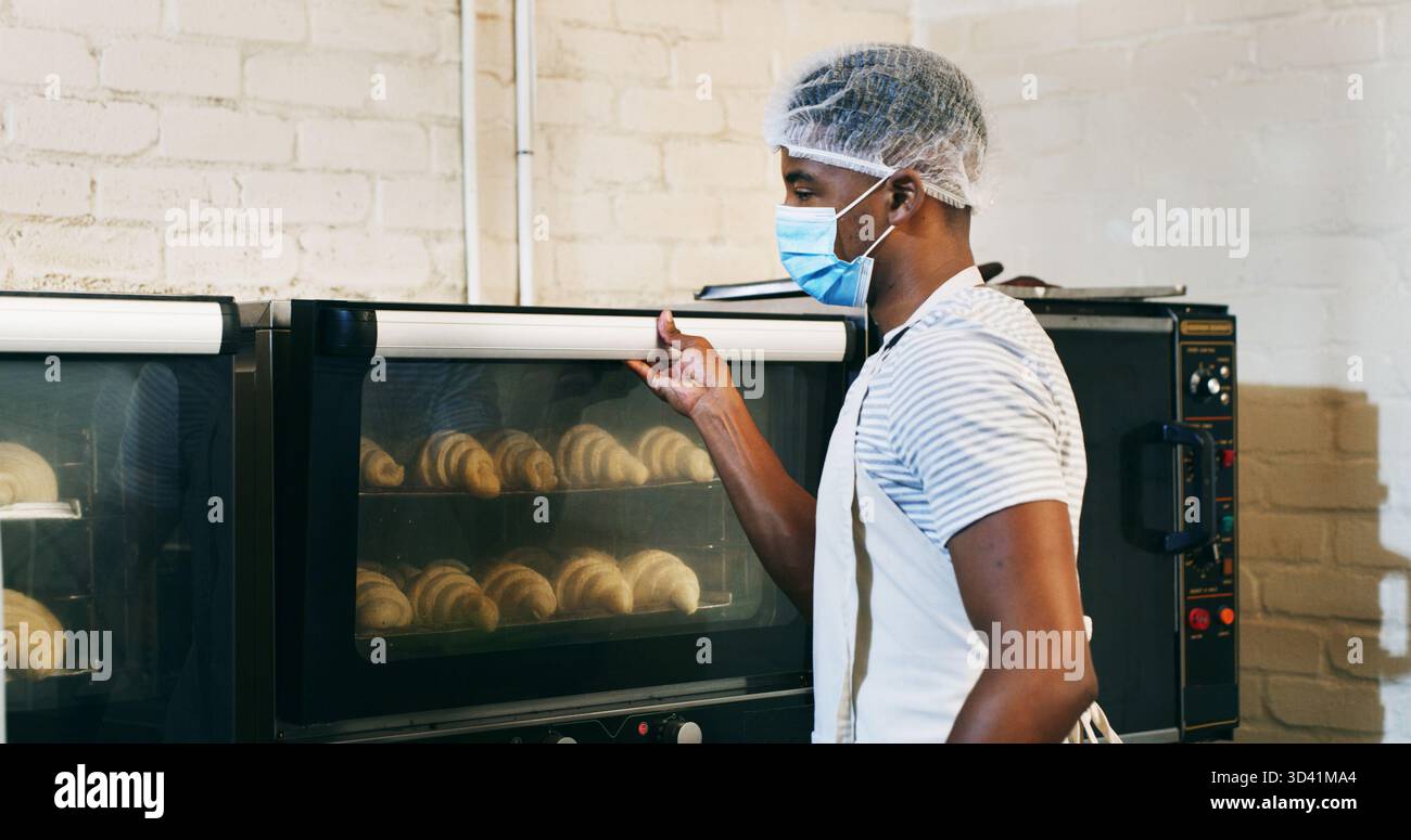 Croissant, panettiera e forno con uomo in cucina per la cucina, il processo culinario e la produzione alimentare. Salute, grano e cottura con persona in caffetteria Foto Stock