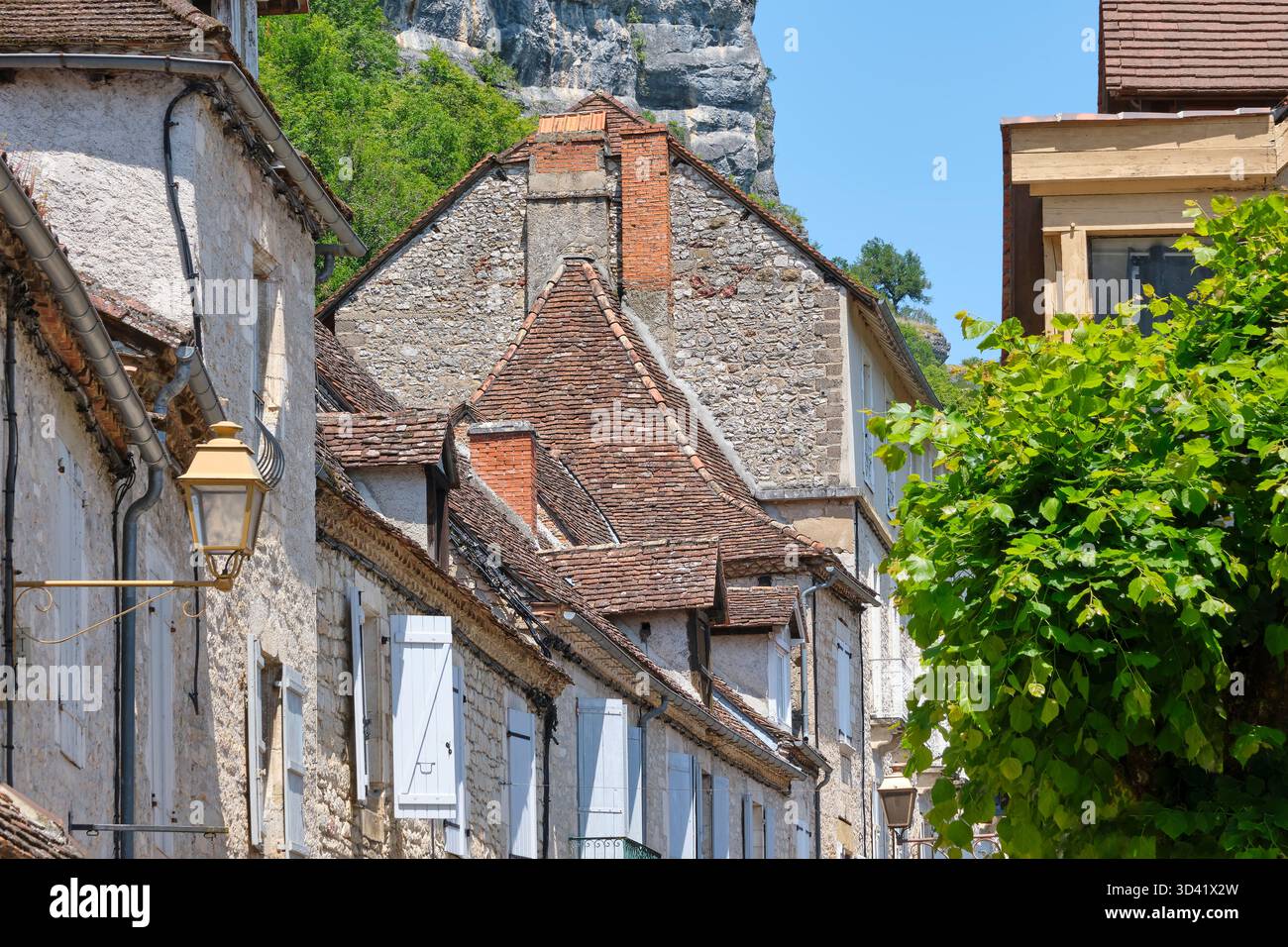 Facciate di case nella città di Rocamadour Lot Occitanie nel sud della Francia in estate. La città fu fondata nel primo Medioevo Foto Stock