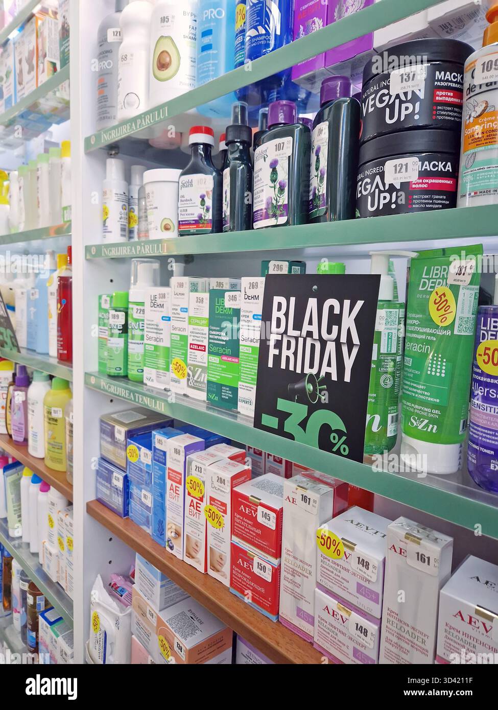 Ungheni, Moldavia - 7 novembre 2025 farmacia con vari prodotti di bellezza e cura della pelle in vendita sconto per il Black Friday. Cura del corpo io Foto Stock