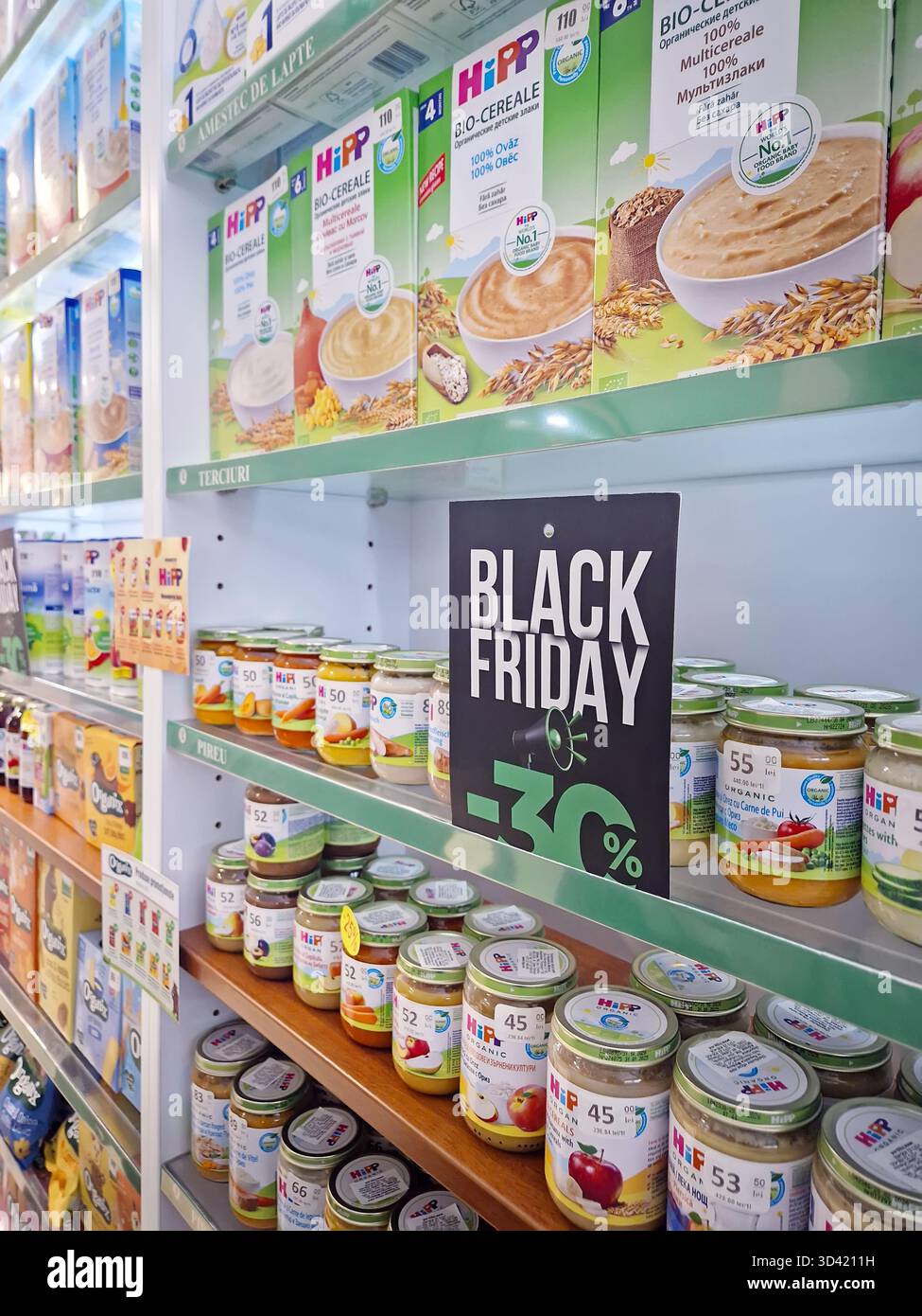 Ungheni, Moldavia - 7 novembre 2025 farmacia con scaffali dedicati ai prodotti alimentari per bambini in vendita sconto per il Black Friday. Nutrizione sana per Foto Stock