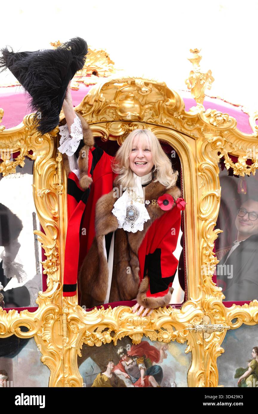 LONDRA, Regno Unito, 8 novembre 2025. Il 697° Lord Mayor di Londra, la Dame Susan Langley DBE, nel suo Gold State Coach sulla strada per la Royal Courts of Justice per prestare il suo giuramento e la fedeltà alla Corona come la prima ad essere nominata Lady Mayor di Londra. Crediti: Ian Bozic/Alamy Live News Foto Stock