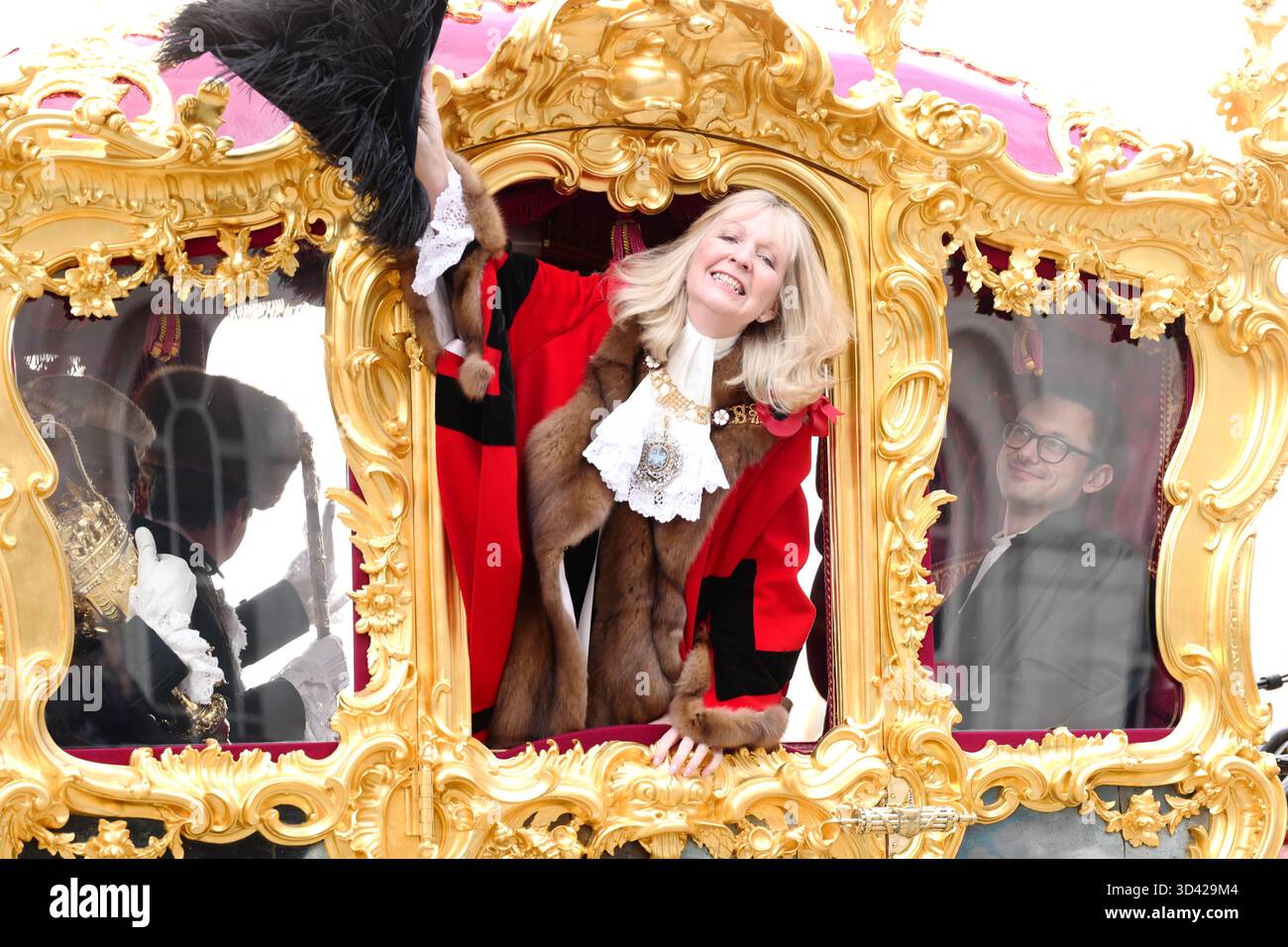 LONDRA, Regno Unito, 8 novembre 2025. Il 697° Lord Mayor di Londra, la Dame Susan Langley DBE, nel suo Gold State Coach sulla strada per la Royal Courts of Justice per prestare il suo giuramento e la fedeltà alla Corona come la prima ad essere nominata Lady Mayor di Londra. Crediti: Ian Bozic/Alamy Live News Foto Stock