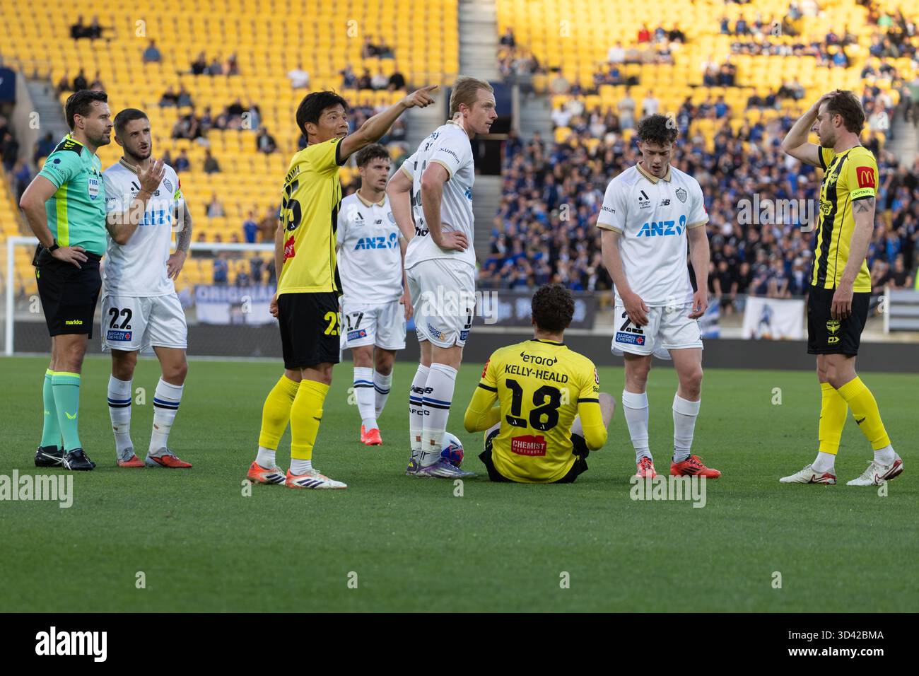Wellington, nuova Zelanda. 8 novembre 2025. Il centrocampista del Wellington Kazuki Nagasawa punta sul grande schermo rivendicando un calcio di punizione per l'attaccante dell'Auckland FC Sam Cosgrove che afferra Lukas Kelly-Heald in una testa. Wellington Phoenix contro Auckland FC. Isuzu Ute A-League turno 4. Sky Stadium. Wellington. Nuova Zelanda. Vittoria dell'Auckland FC. Tempo pieno 2-1 (HT 2-1). (Joe Serci/SPP) credito: SPP Sport Press Photo. /Alamy Live News Foto Stock