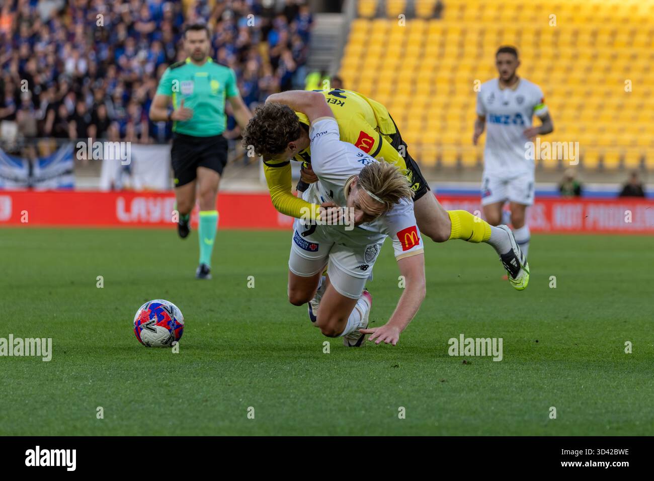 Wellington, nuova Zelanda. 8 novembre 2025. L'attaccante dell'Auckland FC Sam Cosgrove sembra mettere in testa il difensore avversario Lukas Kelly-Heald mentre entrambi i giocatori cadono a terra. Wellington Phoenix contro Auckland FC. Isuzu Ute A-League turno 4. Sky Stadium. Wellington. Nuova Zelanda. Vittoria dell'Auckland FC. Tempo pieno 2-1 (HT 2-1). (Joe Serci/SPP) credito: SPP Sport Press Photo. /Alamy Live News Foto Stock