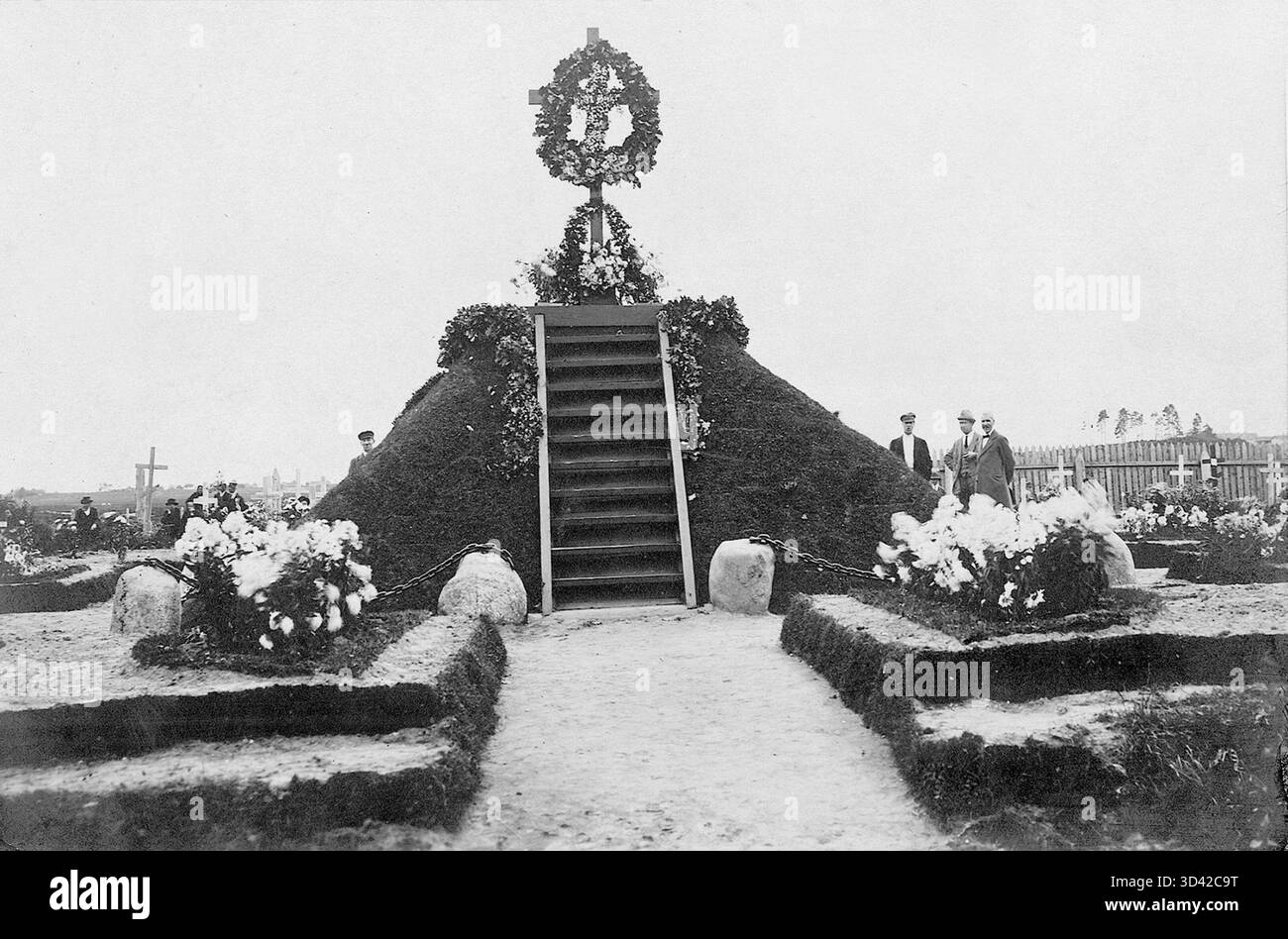 Una tomba comune dell'esercito nordoccidentale russo al cimitero di Siivertsi a Narva, fotografata tra il 1920 e il 1941. Foto Stock