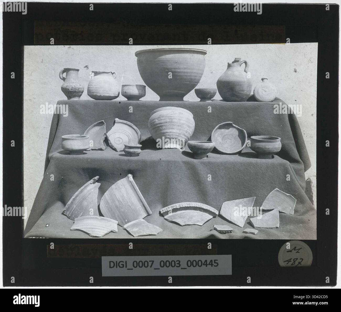 Questa diapositiva di vetro, risalente al 1839-1939 circa, mostra frammenti di ceramica e ceramica scoperti sul kôm a Medamud, facendo luce sulla cultura materiale del periodo copto. Foto Stock