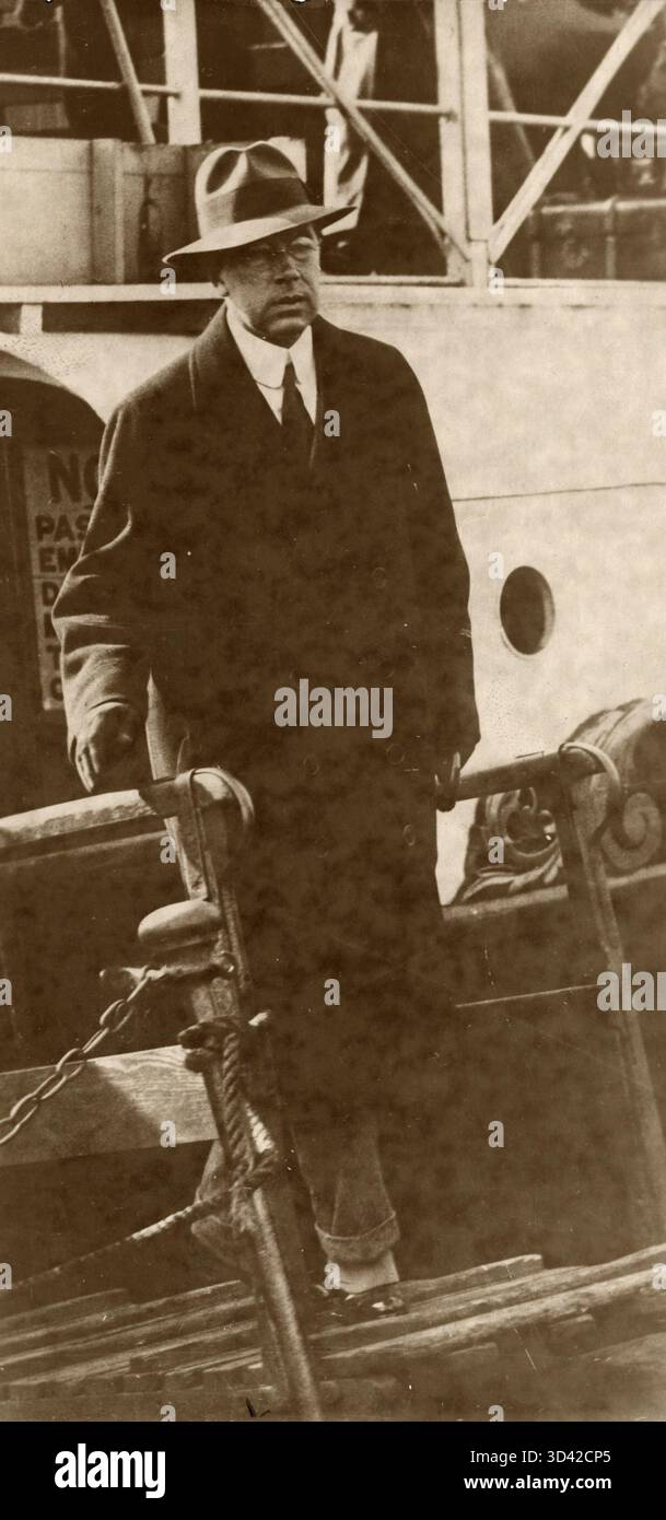 Il principe ereditario svedese Gustav Adolf è raffigurato sulla passerella di una nave, con la data e il luogo esatti sconosciuti, ma prima del 1941. La foto fa parte di un archivio reale. Foto Stock