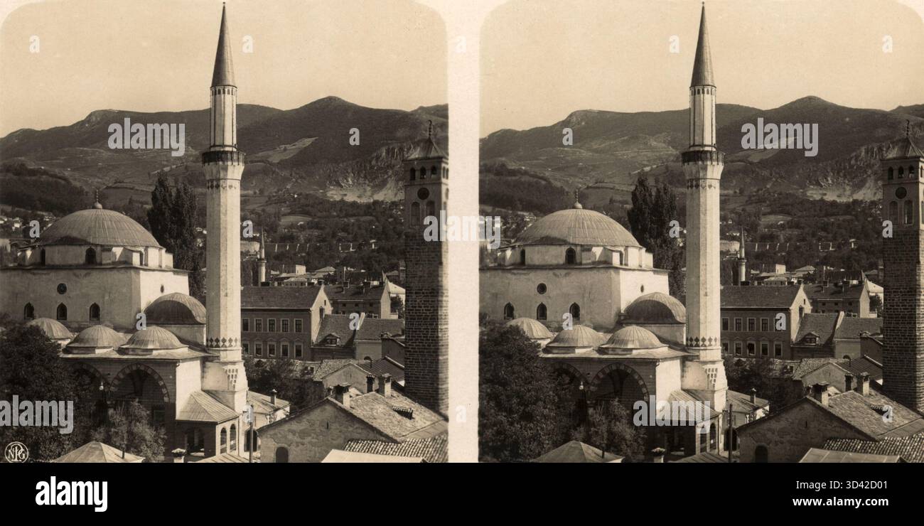 Uno stereofoto del 1900-1915 che mostra la vecchia città ottomana di Sarajevo, con la Moschea Gazi Husrev Beg (1531) a sinistra e la Torre dell'orologio Sahat Kula (XVI secolo) a destra. Le colline della valle di Sarajevo sono visibili sullo sfondo. Foto Stock