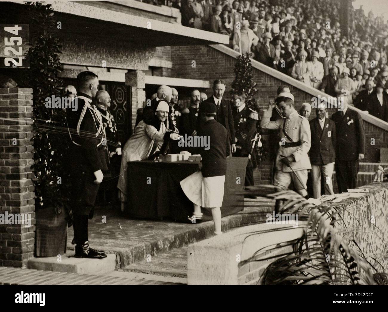 Alle Olimpiadi estive del 1928 ad Amsterdam, la regina Guglielmina ha consegnato la medaglia d'oro. Questa immagine mostra la cerimonia di premiazione della medaglia che cattura il momento della presentazione. Questo è un file a bassa risoluzione. Contattare per una risoluzione o modifiche più elevate. Foto Stock