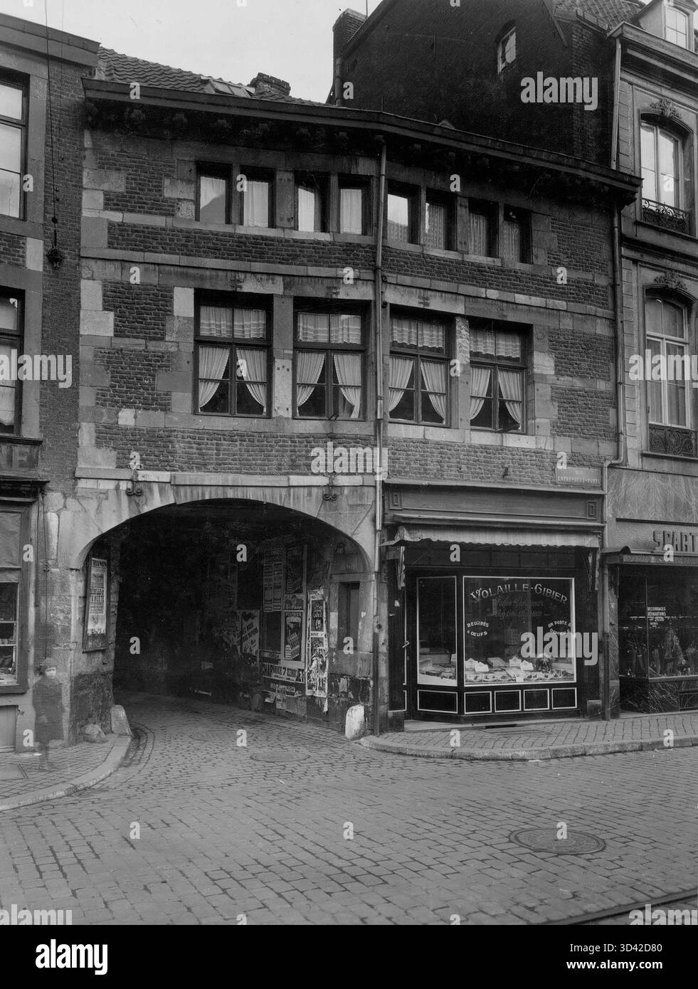 Questa fotografia del 1941 mostra Rue Puits-en-Sock, No. 99, situata a Parigi. L'immagine è una testimonianza storica di un'epoca in cui questa strada faceva parte del paesaggio parigino all'inizio del XX secolo. Foto Stock