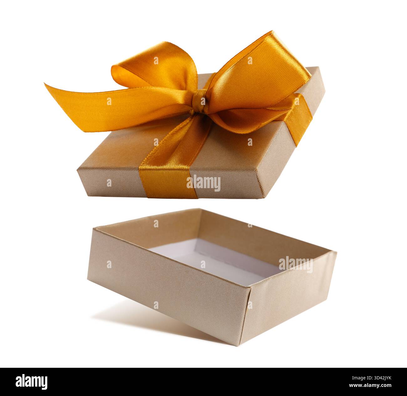 Apri la confezione regalo con un bellissimo coperchio in aria su sfondo bianco Foto Stock