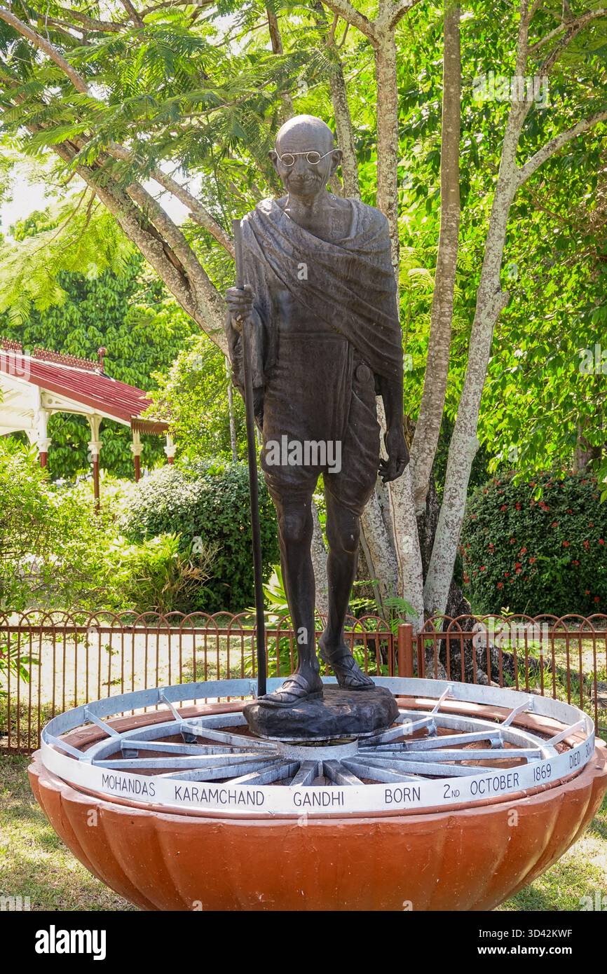 Un monumento in onore del Mahatma Gandhi ai Promenade Gardens di Georgetown, Guyana. La statua è stata inaugurata da Sir David Rose, Governatore generale della Guyana il 2 ottobre 1969, in commemorazione del 100° anniversario della nascita di Gandhi. Foto Stock