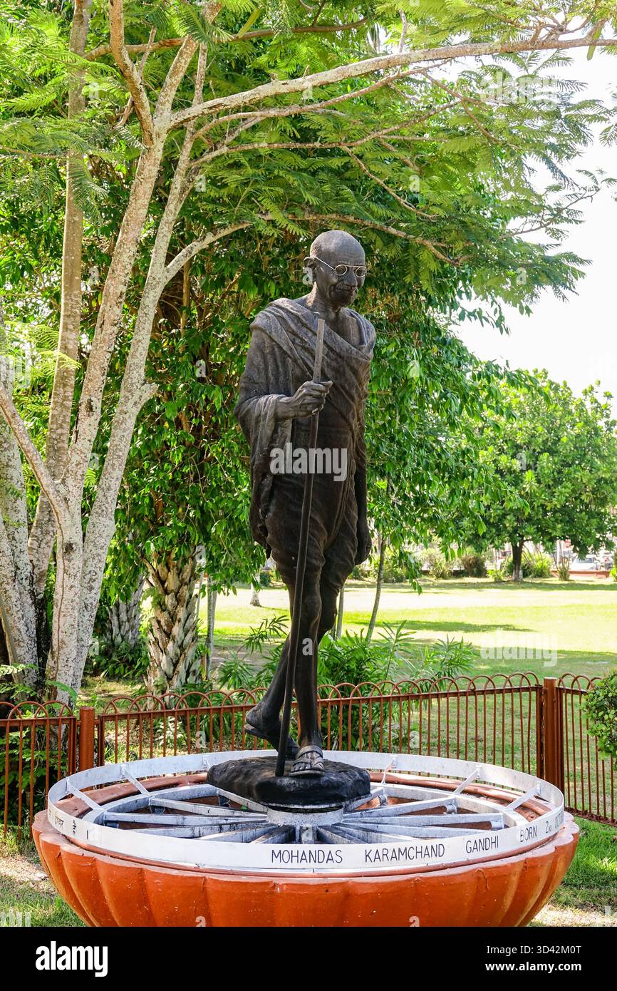 Un monumento in onore del Mahatma Gandhi ai Promenade Gardens di Georgetown, Guyana. La statua è stata inaugurata da Sir David Rose, Governatore generale della Guyana il 2 ottobre 1969, in commemorazione del 100° anniversario della nascita di Gandhi. Foto Stock