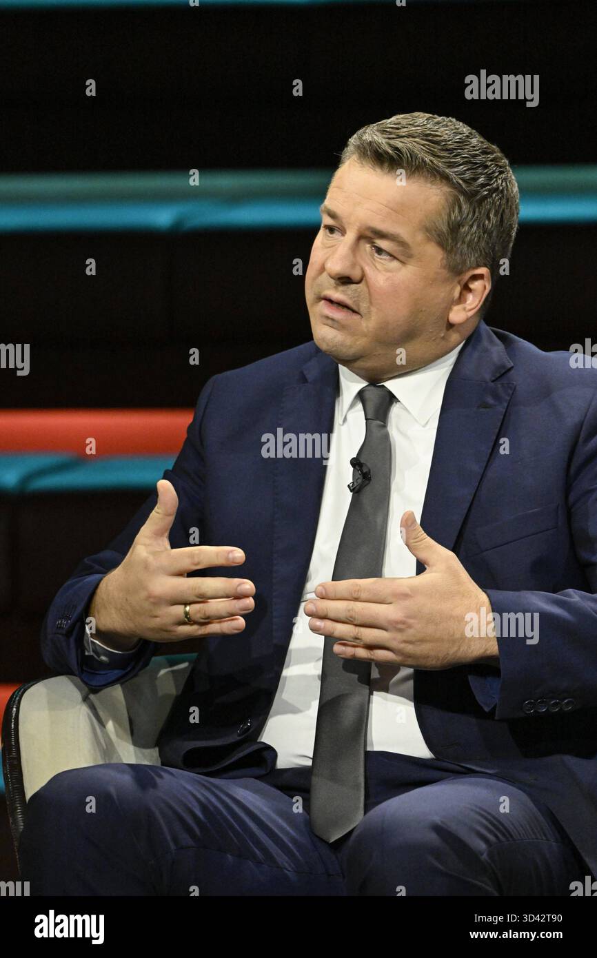 Sven Schulze Politiker 11/25 Her Sven Schulze AM 4. Novembre 2025 a Markus Lanz , ZDF TV Fernsehen Talkshow Talk Show Deutschland deutsch deutscher Mann Politik CDU Sachsen-Anhalt Ministro Landesminister Spitzenkandidat politico tedesco Hoch halb sitzend sprechend gestikulierend *** Sven Schulze politico 11 25 Her Sven Schulze il 4 novembre 2025 a Markus Lanz Foto Stock