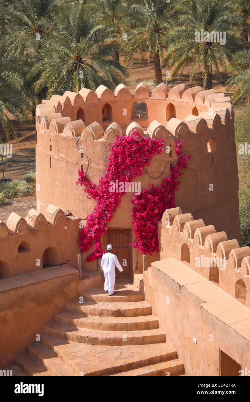 Camminando nel castello di Jabrin, uno dei castelli più belli dell'Oman. Qui si possono trovare storia e cultura bellissime. Foto Stock