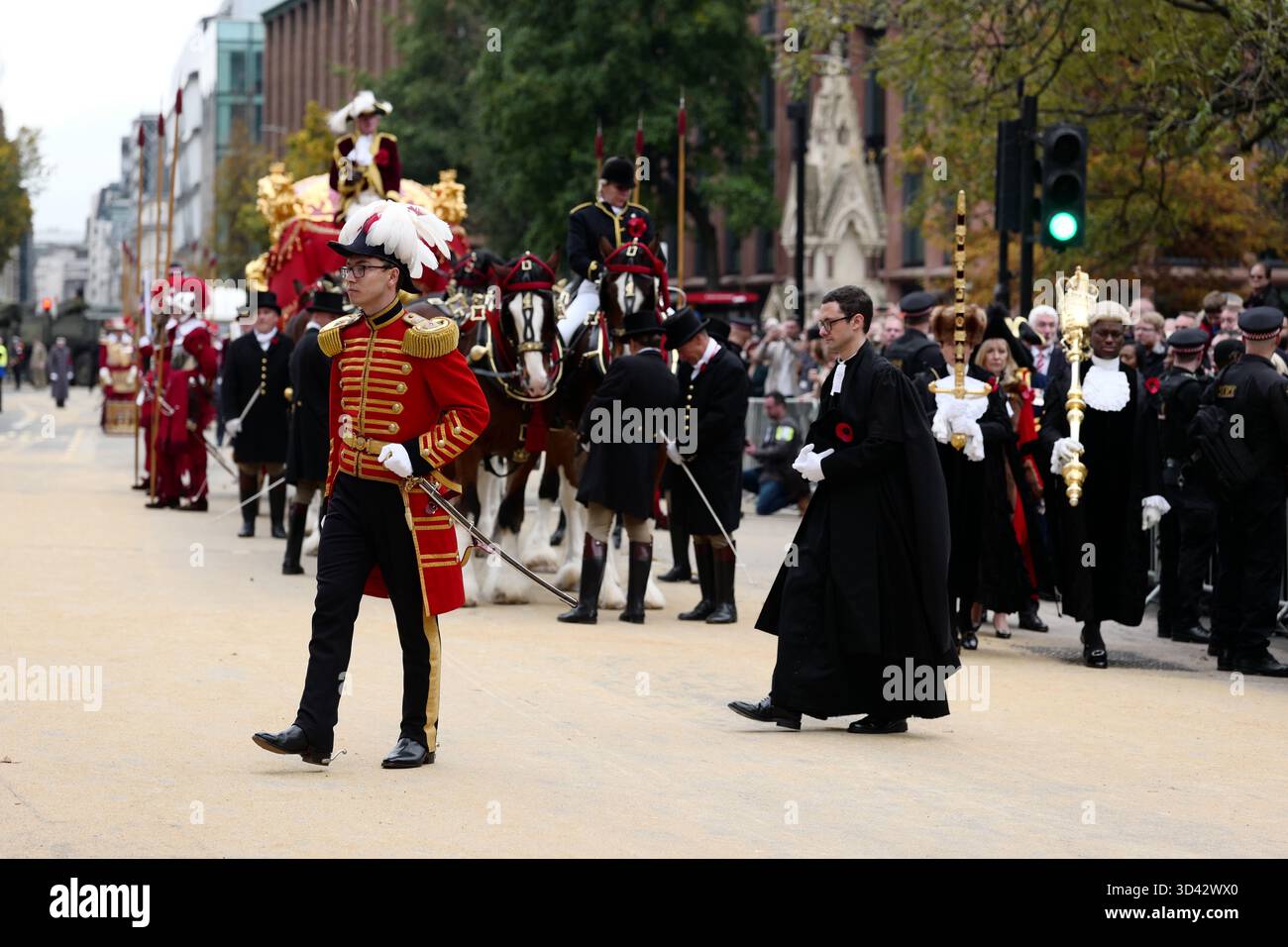 LONDRA, Regno Unito, 8 novembre 2025. Il 697° Lord Mayor di Londra, la Dame Susan Langley DBE, nel suo Gold State Coach sulla strada per la Royal Courts of Justice per prestare il suo giuramento e la fedeltà alla Corona come la prima ad essere nominata Lady Mayor di Londra. Crediti: Ian Bozic/Alamy Live News Foto Stock