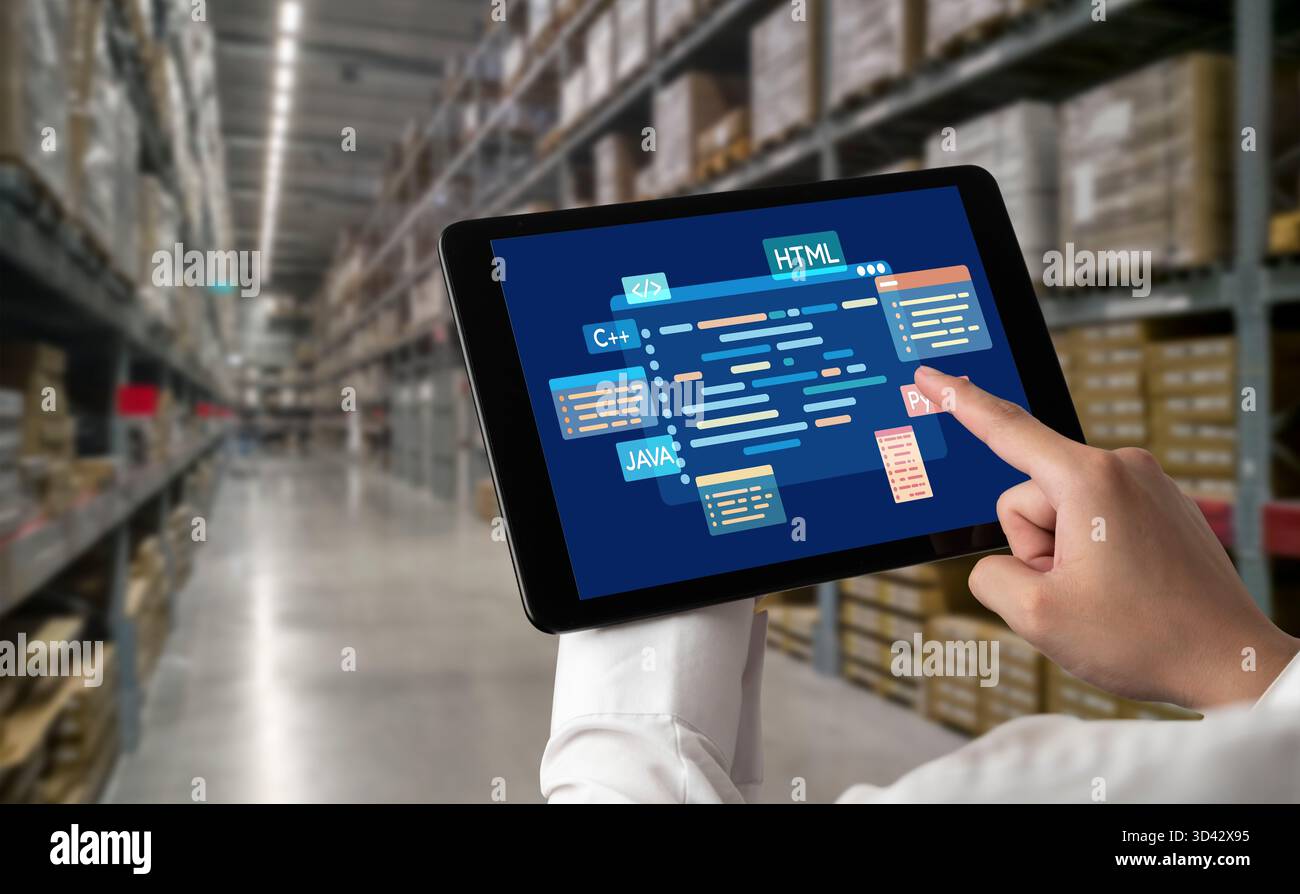 Lo sviluppo di software o la programmazione funzionano con lo schermo di codifica di vari linguaggi di programmazione come HTML, , e C brisk per le nuove applicazioni Foto Stock