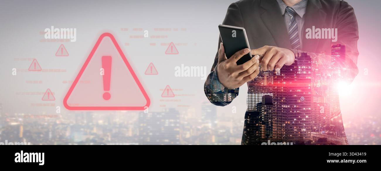 Avviso di cyber sicurezza che mostra un cyber rosso per violazioni dei dati, minacce alla rete e vulnerabilità del sistema di cyber sicurezza, con particolare attenzione al rischio per la sicurezza Foto Stock