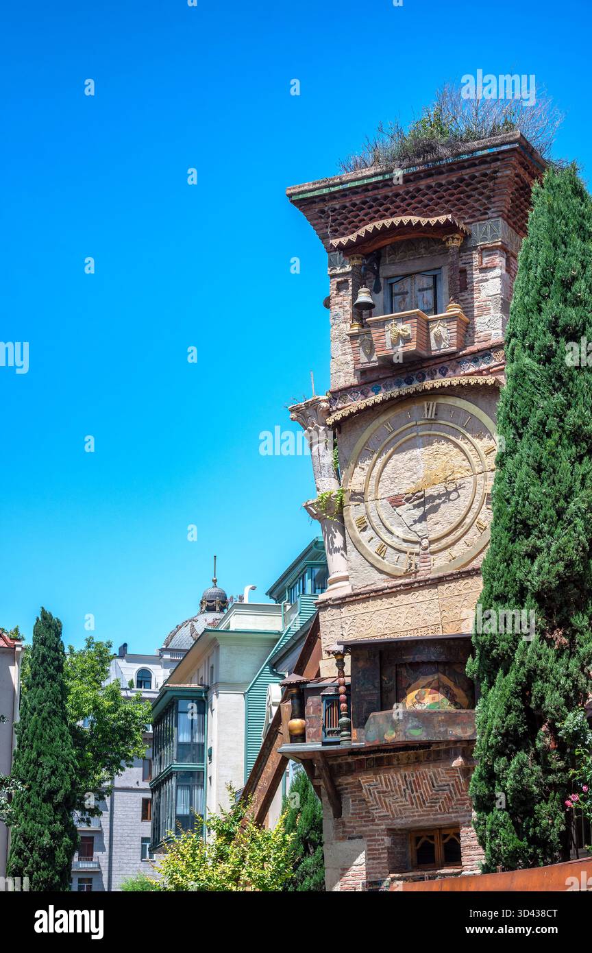 Torre dell'orologio nel centro di Tbilisi, Georgia, uno dei famosi punti di riferimento della città Foto Stock