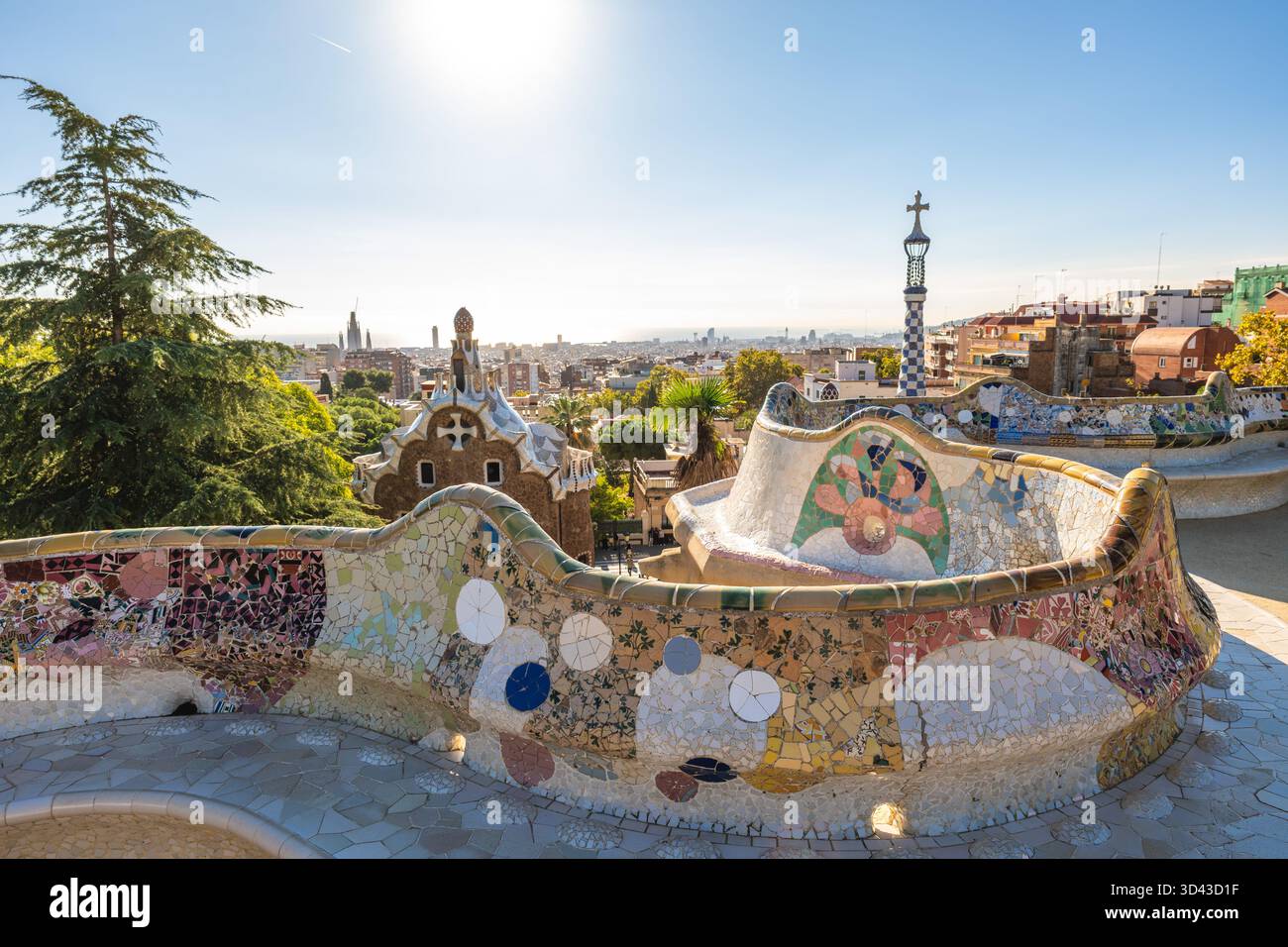Panca di mosaico sulla terrazza principale del Park Guell a Barcellona, Catalogna, Spagna Foto Stock