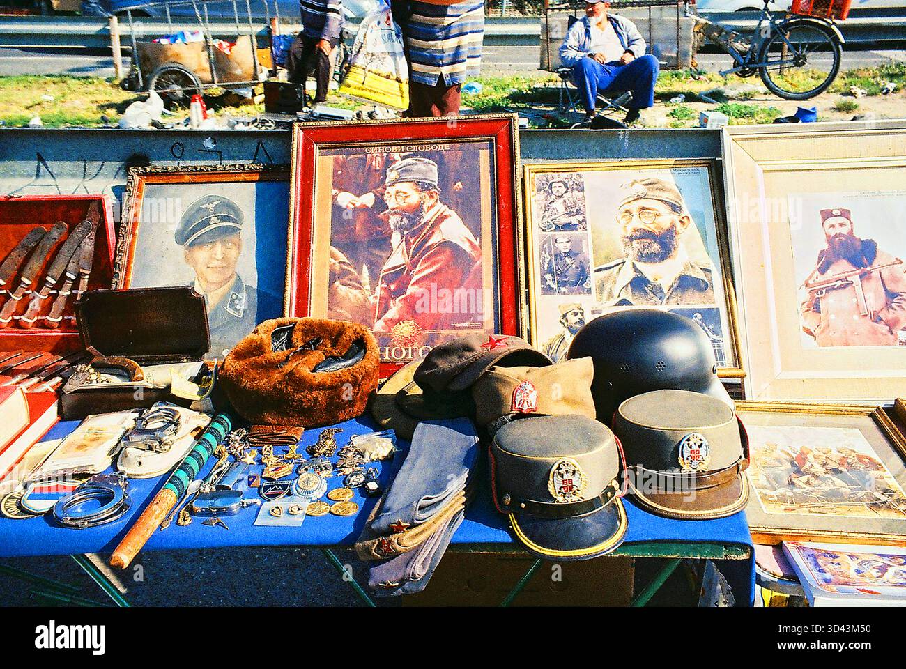 Mercato delle pulci con cimeli storici, tra cui ritratti di leader della seconda guerra mondiale, cappellini d'epoca e altri manufatti vintage. Foto Stock