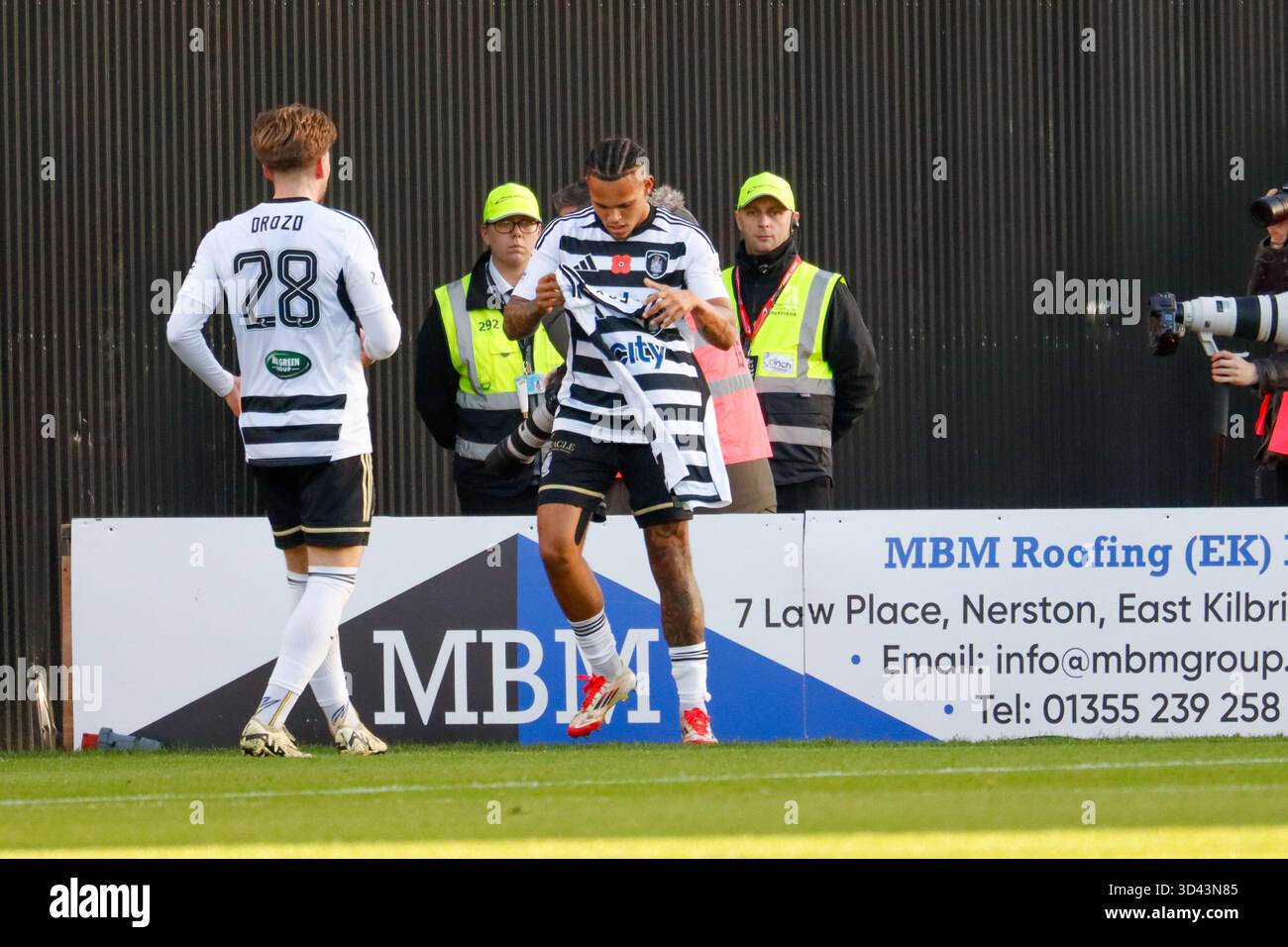 Glasgow, Scozia, Regno Unito. 8 novembre 2025. Josh Fowler (#14) dei Queen's Park celebra il primo gol reggendo la maglia di Charlie Fox (#5) dei Queen's Park dopo essere stato gravemente ferito contro il Partick Thistle. Questo fu durante il match per il titolo SPFL tra Queen's Parks e Raith Rovers. Crediti: Jacob Hughes/Alamy Live News Foto Stock
