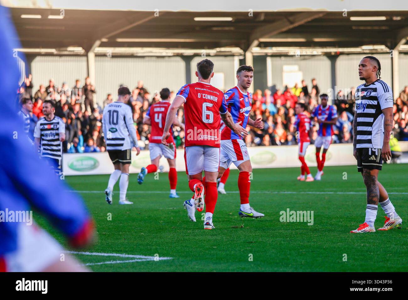Glasgow, Scozia, Regno Unito. 8 novembre 2025. Darragh o'Connor di Raith Rover (#6) celebra il primo gol dei Raith Rovers a pareggiare con il Queens Park durante il match di campionato SPFL tra Queen's Parks e Raith Rovers. Crediti: Jacob Hughes/Alamy Live News Foto Stock