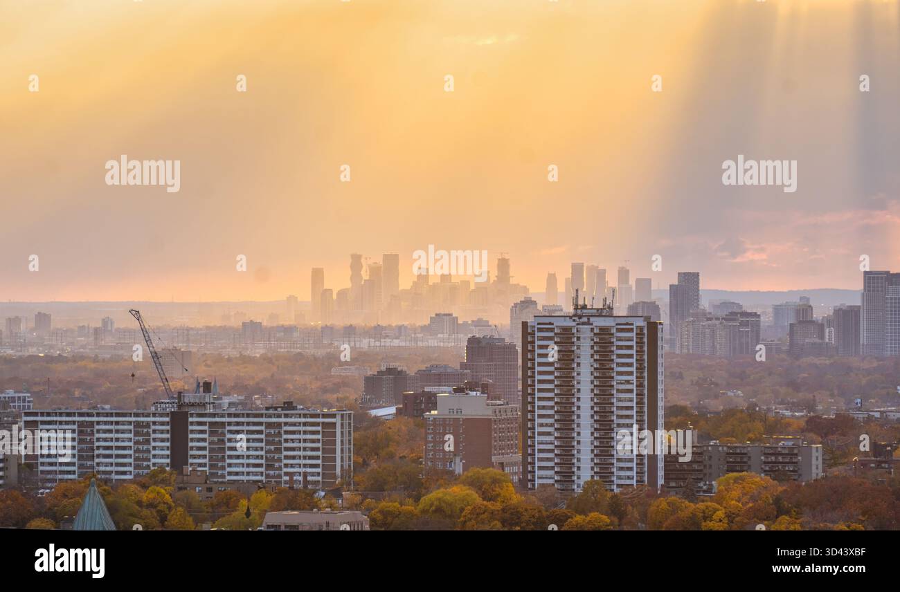 Vista del paesaggio urbano di Toronto nel centro città, con lo skyline di Mississauga in silhouette in autunno Foto Stock