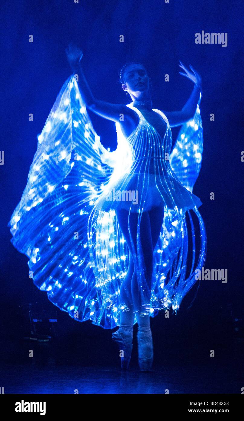 Balletto di luci: La bella addormentata. Uno spettacolo unico che combina danza classica e tecnologia moderna eseguito allo Shaw Theatre di Londra. Foto Stock