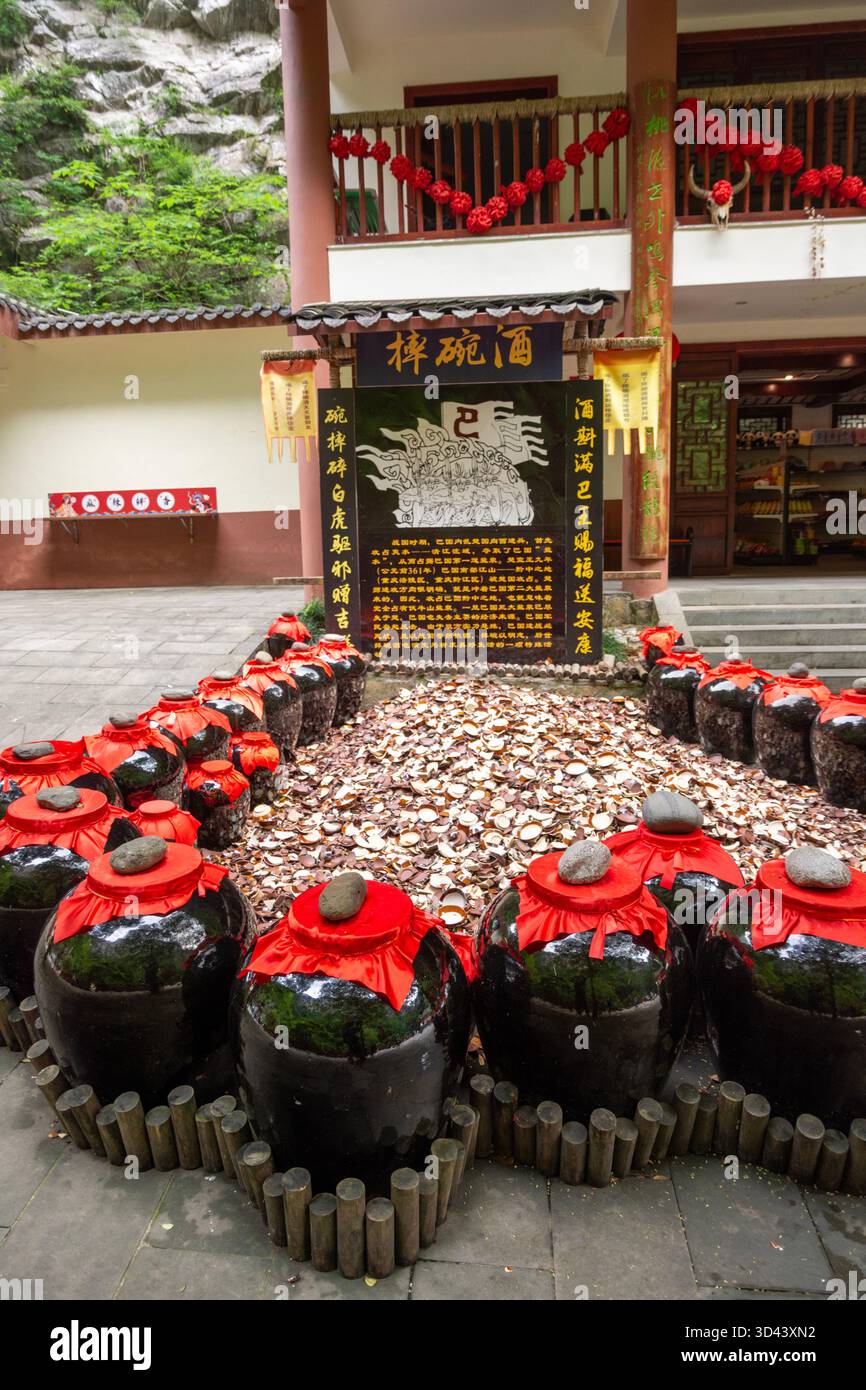 "Bowl Smashing Wine" prima bevuto e poi distrutto il luogo rituale in Cina. Foto Stock