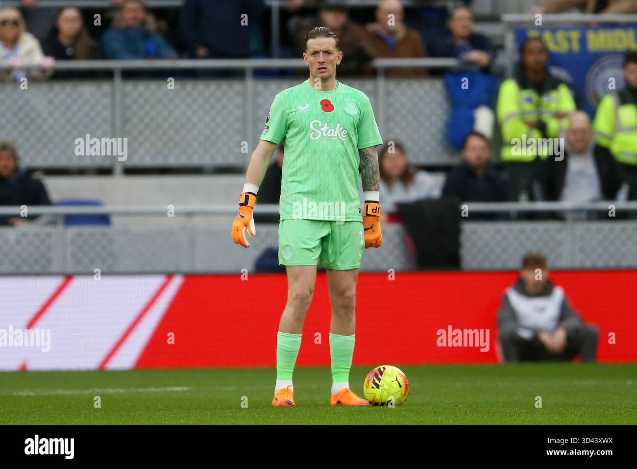 Liverpool, Regno Unito. 8 novembre 2025. Jordan Pickford, il portiere dell'Everton in azione. Partita di Premier League, Everton contro Fulham all'Hill Dickinson Stadium di Liverpool sabato 8 novembre 2025. Questa immagine può essere utilizzata solo per scopi editoriali. Solo per uso editoriale, foto di Chris Stading/Andrew Orchard fotografia sportiva/Alamy Live news credito: Andrew Orchard fotografia sportiva/Alamy Live News Foto Stock