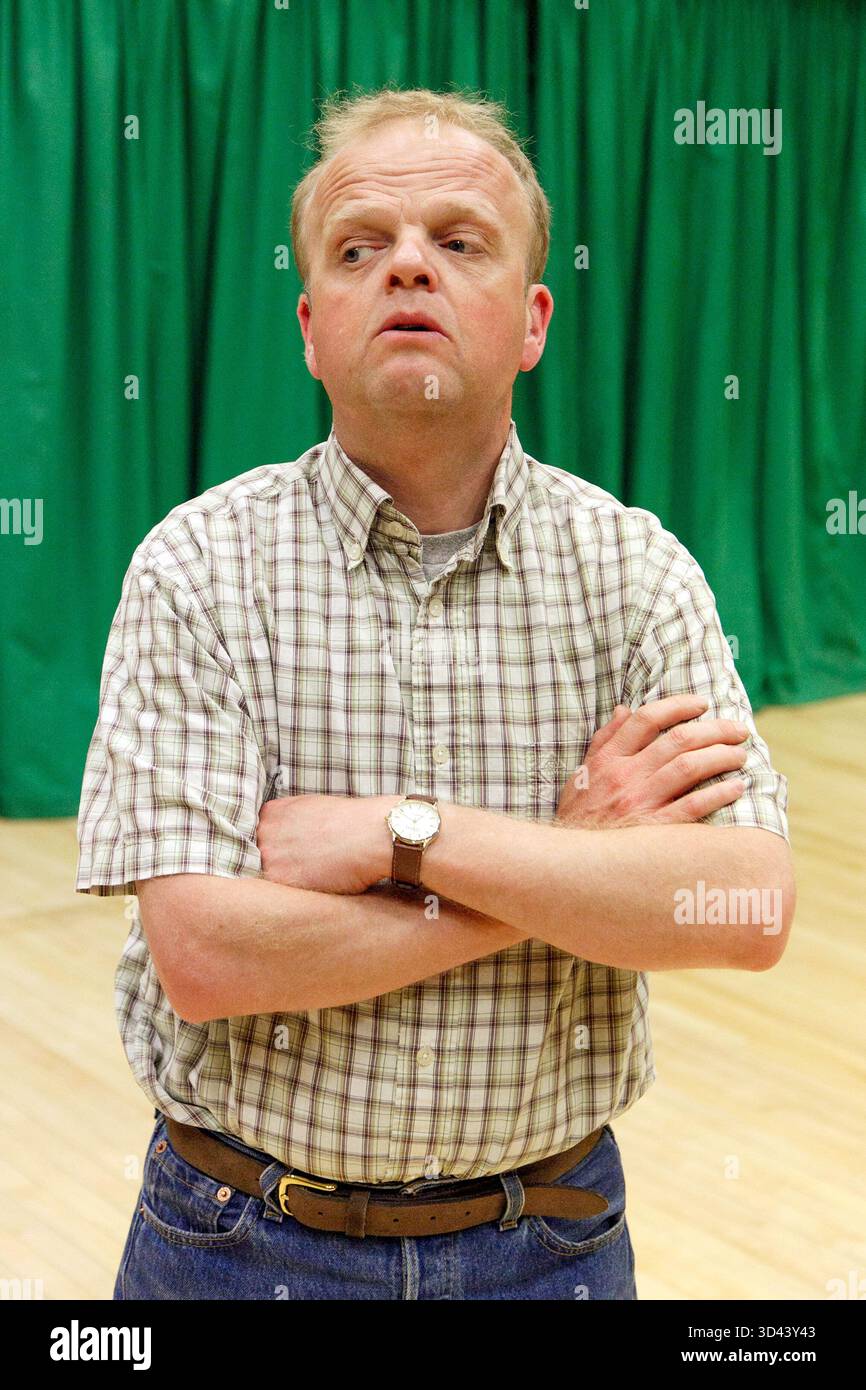 Toby Jones (Schultz) in CIRCLE MIRROR TRANSFORMATION di Annie Baker al Rose Lipman Building, Londra N1 11/07/2013 a Royal Court Theatre progetto di produzione locale: Chloe Lamford illuminazione: Peter Mumford regista: James Macdonald Foto Stock
