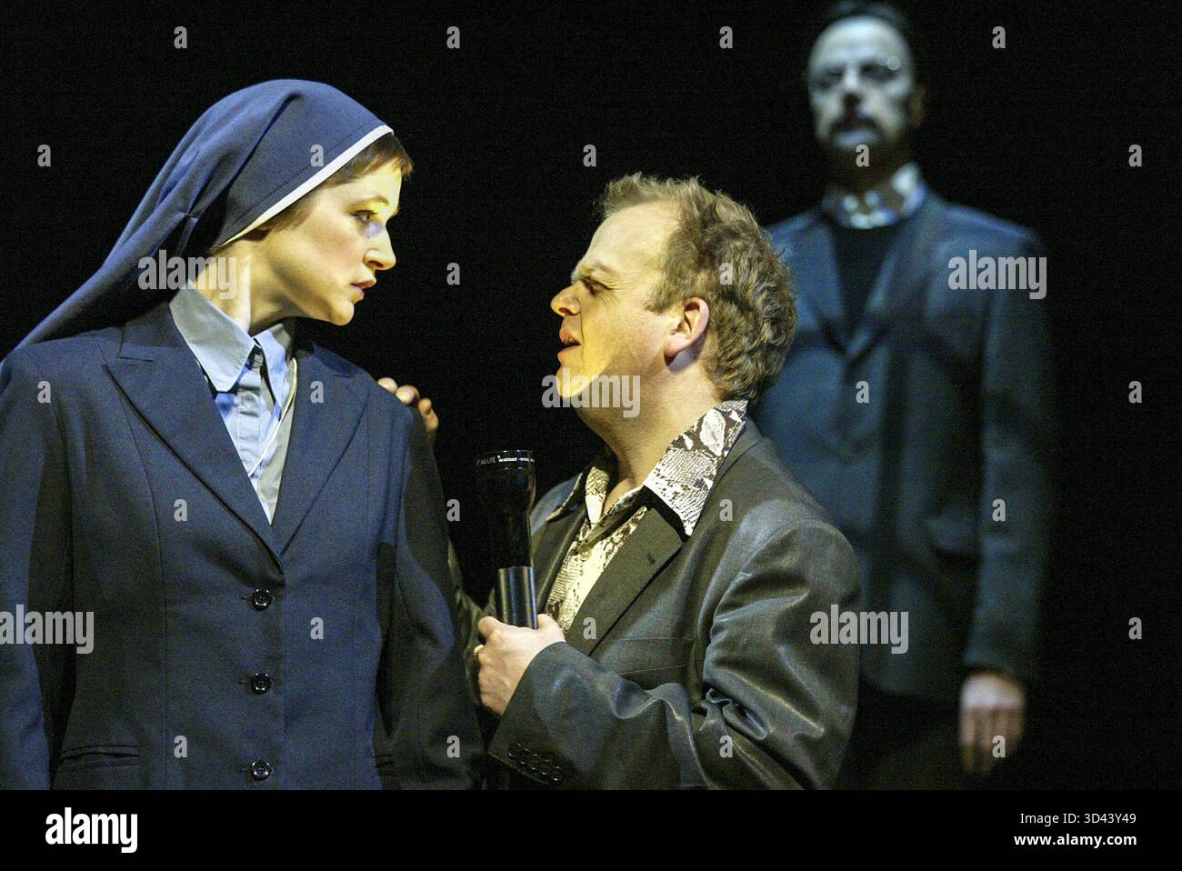 Naomi Frederick (Isabella), Toby Jones (Lucio) con (in background) Paul Rhys (Angelo) in MISURA PER MISURA di Shakespeare all'Olivier Theatre, National Theatre, Londra SE1 27/05/2004 co-produzione NT & Complicite scenografia: Tom Pye costumi: Christina Cunningham illuminazione: Paul Anderson regista: Simon McBurney Foto Stock
