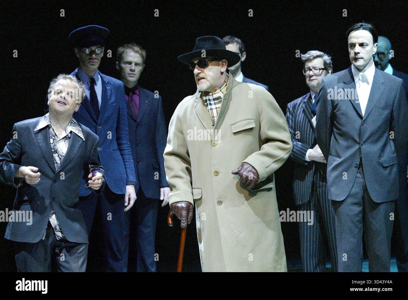 A sinistra: Toby Jones (Lucio) centro: David Troughton (Vincentio, travestito) a destra: Paul Rhys (Angelo) in MISURA PER MISURA di Shakespeare all'Olivier Theatre, National Theatre, Londra SE1 27/05/2004 co-produzione NT & Complicite scenografia: Tom Pye costumi: Christina Cunningham illuminazione: Paul Anderson regista: Simon McBurney Foto Stock