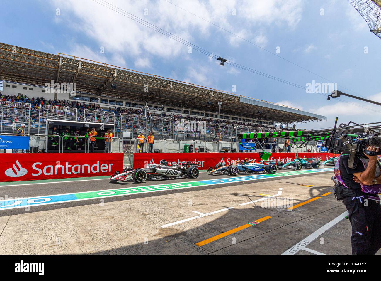 Azione pitlane durante le attività del venerdì della Formula 1 MSC Cruises São Paulo Grand Prix 2025 a Autódromo José Carlos Pace, São Paulo, Brasile Foto Stock