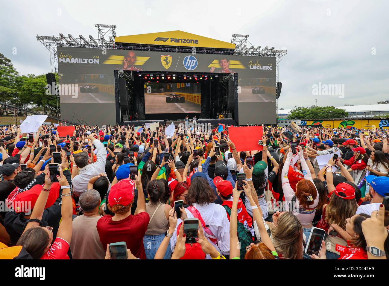 Fase fan zone durante le attività del venerdì della Formula 1 MSC Cruises São Paulo Grand Prix 2025 a Autódromo José Carlos Pace, São Paulo, Brasile Foto Stock