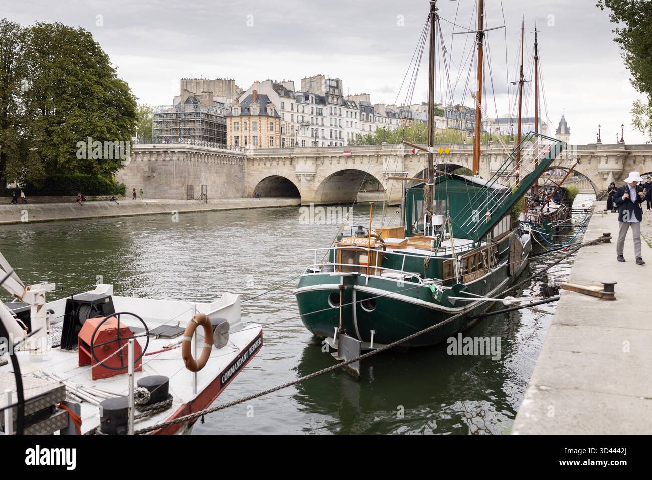 Barche lungo la Senna e Pont Neuf a Parigi, Francia. Foto Stock