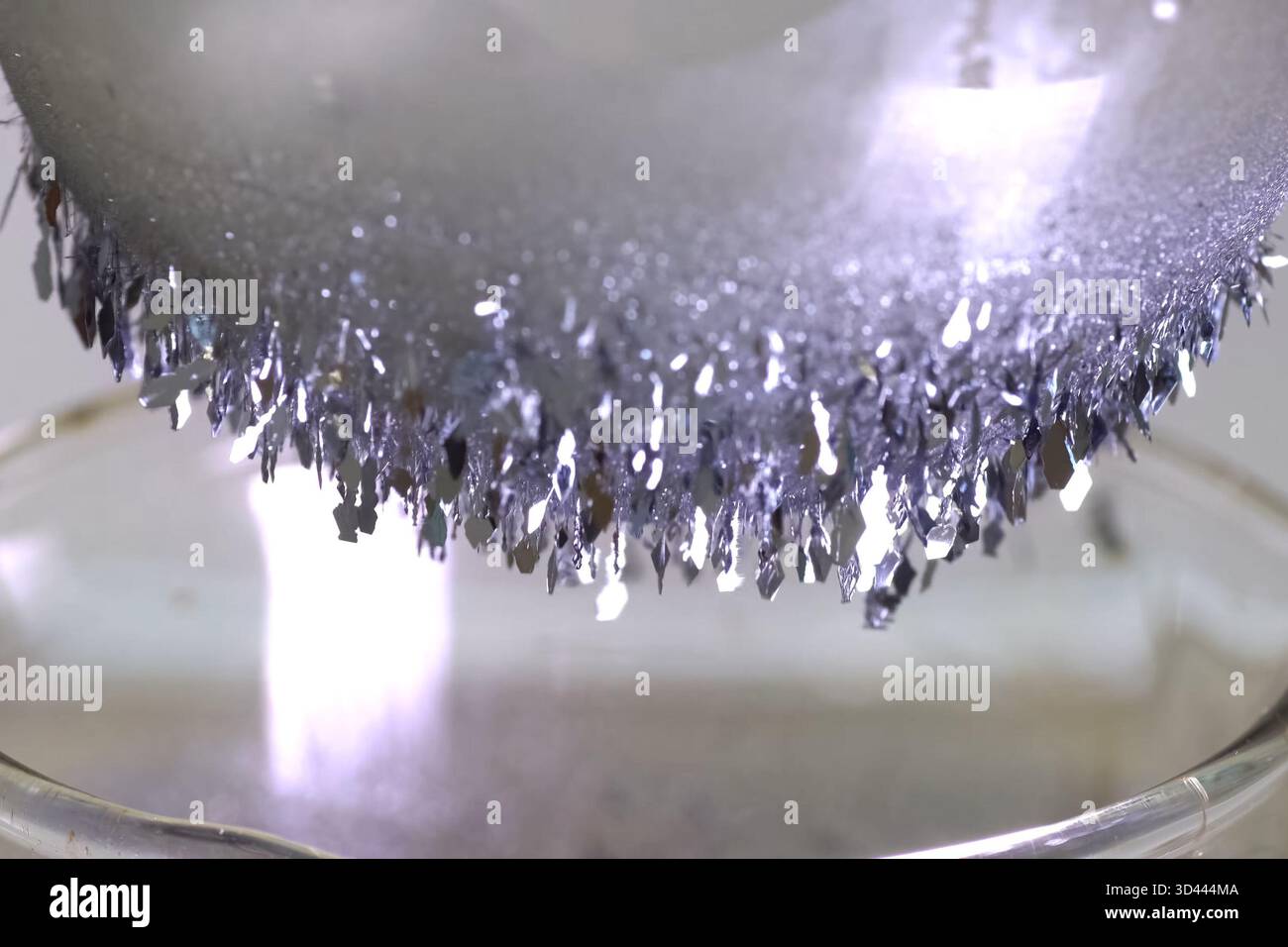 Cristalli di iodio, iodio in forma metallica. Foto Stock