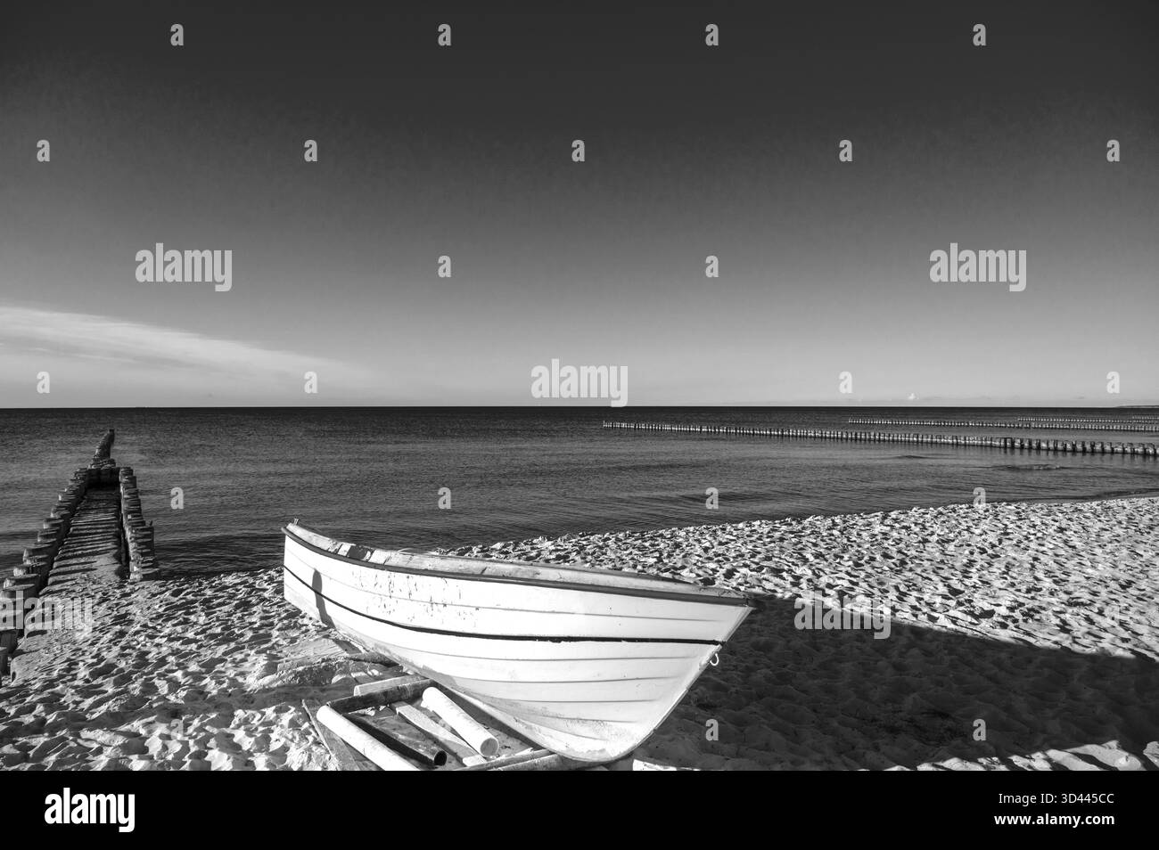 Peschereccio sulla spiaggia, bianco e nero, Ahrenshoop, Darss, Meclemburgo-Pomerania occidentale, Germania Foto Stock