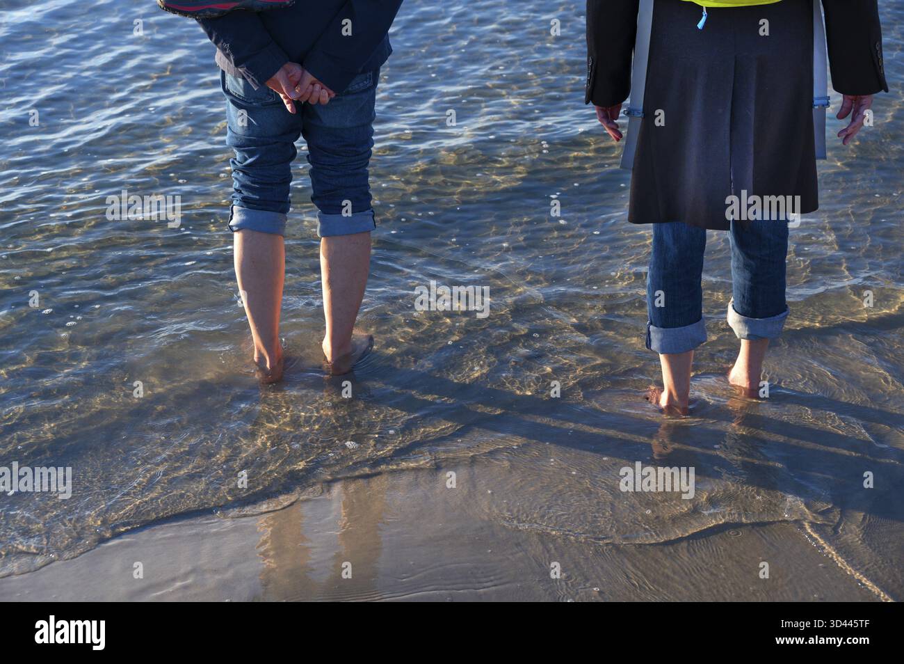 Camminatori a Starnd, a piedi nudi nel Mar Baltico, Ahrenshoop, Darss, Meclemburgo-Pomerania occidentale, Germania Foto Stock