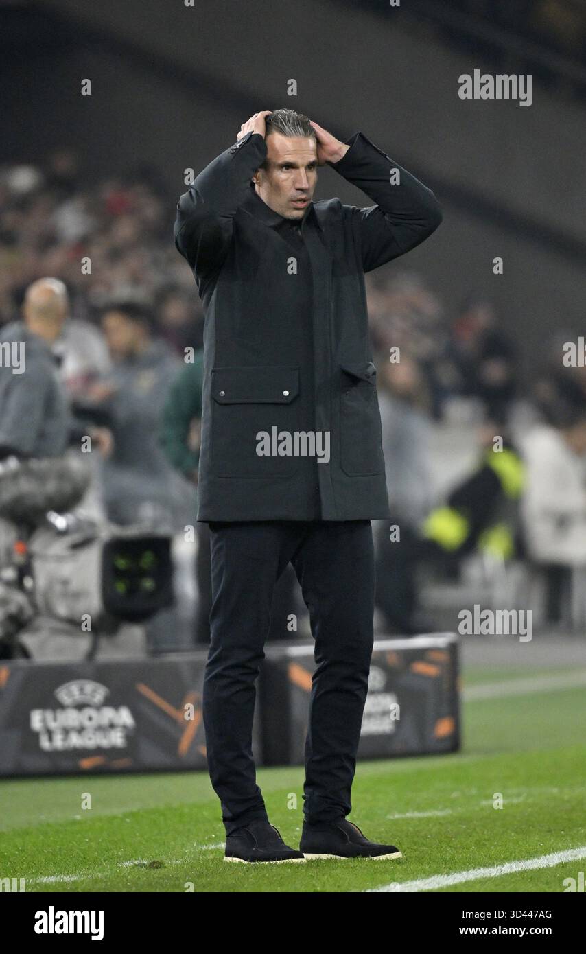 Allenatore Robin Van Persie Feyenoord Rotterdam a margine del gesto inorridito Europa League, MHPArena, MHP Arena Stuttgart, Baden-Wuerttemberg, Foto Stock