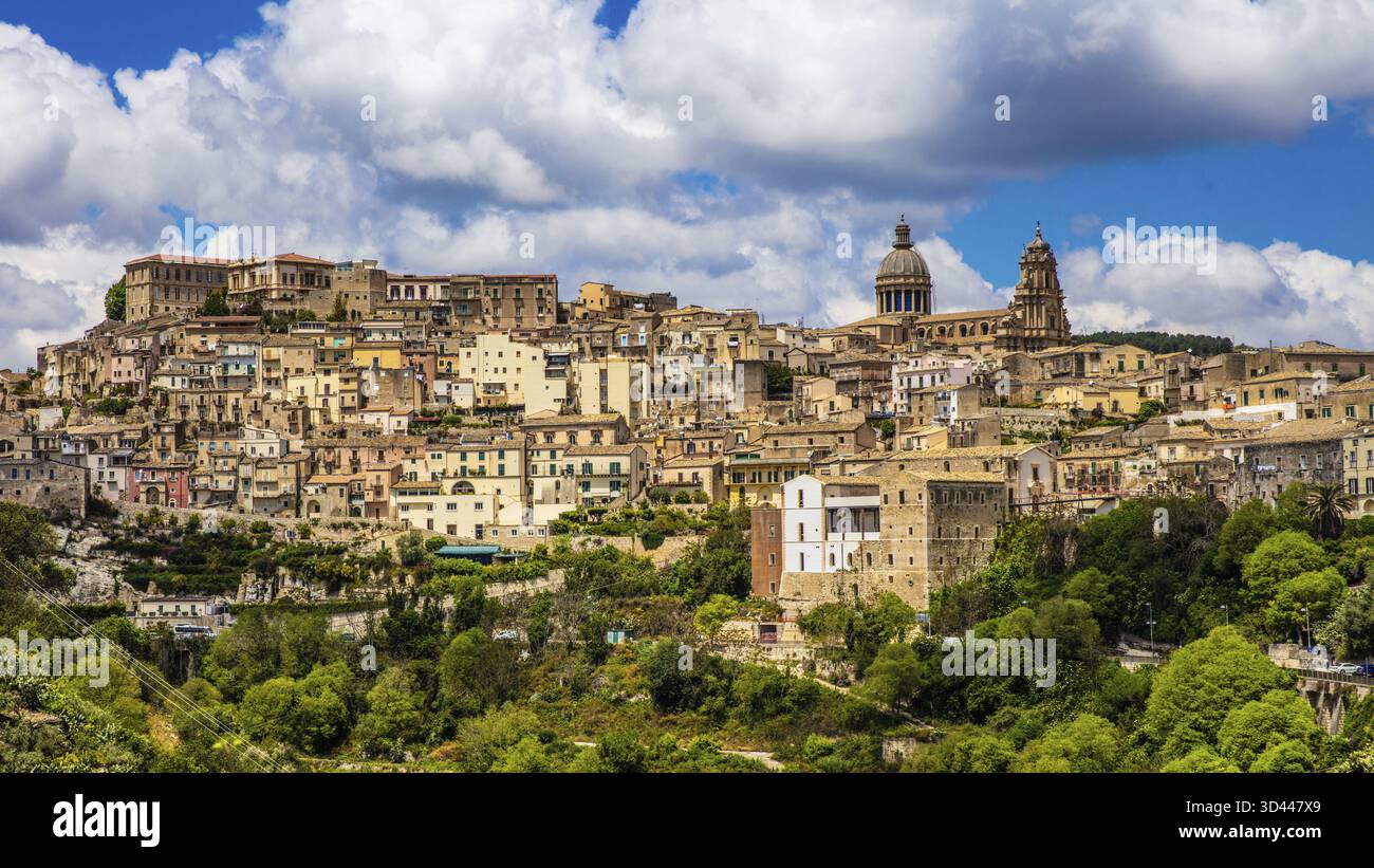 Panorama, miscela di case, città barocca di Ragusa, Sicilia, Ragusa, Sicilia, Italia Foto Stock