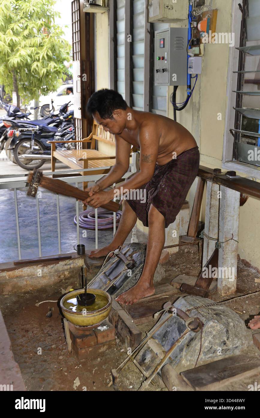 Mingun, Mandalay Division, Myanmar, Asia, uomo che lavora con strumenti tradizionali in un laboratorio, concentrazione intensiva sul lavoro, Mandalay Foto Stock