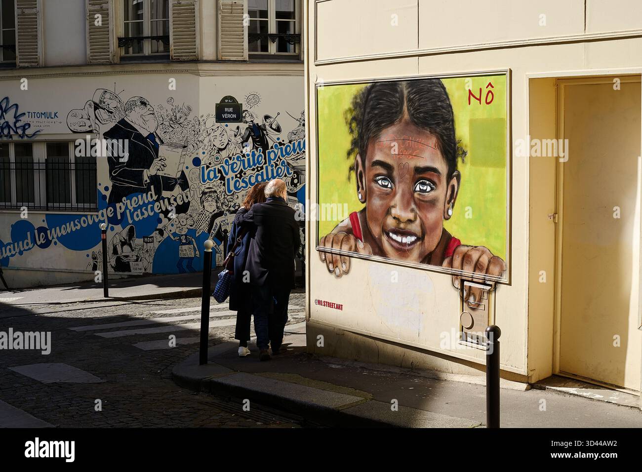 Esplora le vivaci strade di Montmartre a Parigi con pittoreschi murales e scene locali, Parigi, Francia Foto Stock
