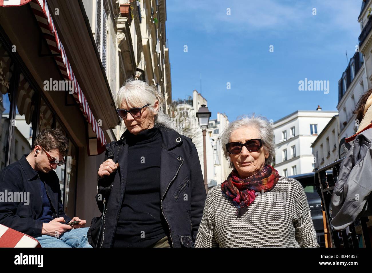 Esplora le strade di Montmartre con gli amici in una giornata di sole a Parigi in primavera, Parigi, Francia Foto Stock