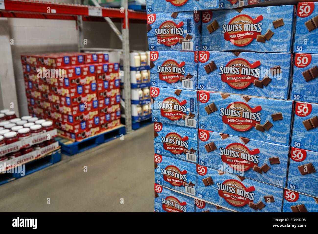 Scatole di cioccolata calda Swiss Miss impilate in un corridoio all'interno di un supermercato Sam's Club Foto Stock