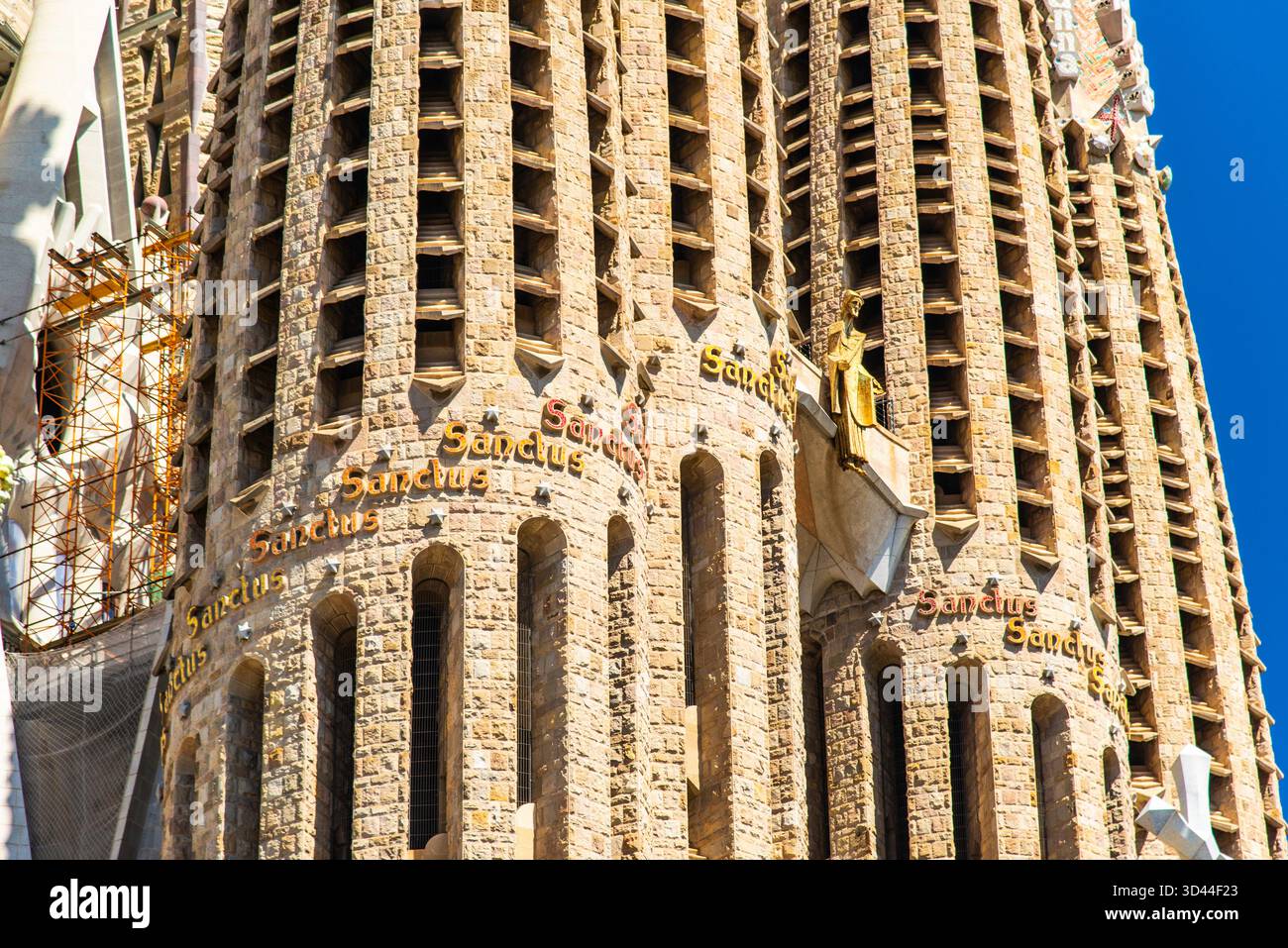 Barcellona, Spagna - 12 luglio 2025: Le splendide torri della basilica della Sagrada Familia a Barcellona, Spagna Foto Stock