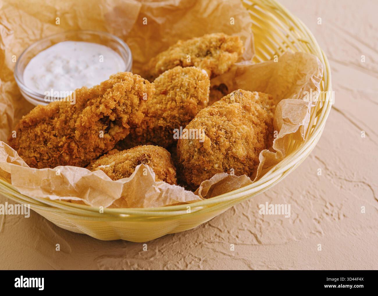 Cibo, cosce di pollo dorate croccanti e croccanti e ali fritte in profondità Foto Stock