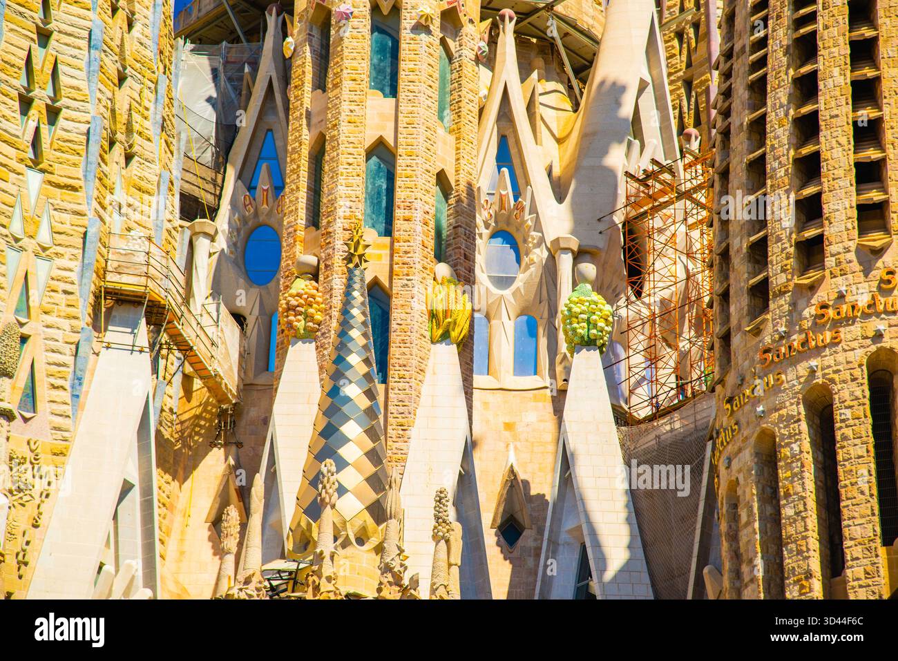 Barcellona, Spagna - 12 luglio 2025: Le splendide torri della basilica della Sagrada Familia a Barcellona, Spagna Foto Stock